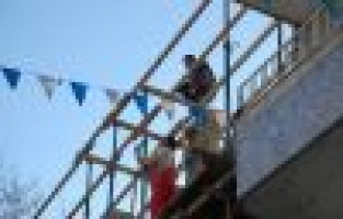 HİÇ BİR GÜVENLİK ÖNLEMİ ALMADAN METRELERCE YÜKSEKTE ÇALIŞIYOR