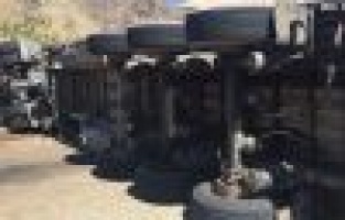 Hurda yüklü tır yan yattı