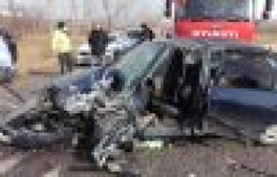 İki araç çarpıştı: 5 yaralı