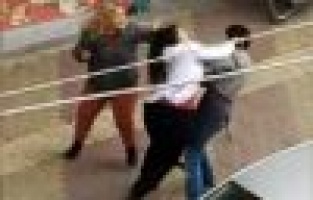 İki kız kardeş bir erkeği sokak ortasında dövdü