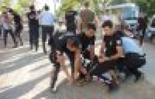 İki Komşu Arasında Yaşanan Kavgada Bıçaklar Ve Sopalar Konuştu