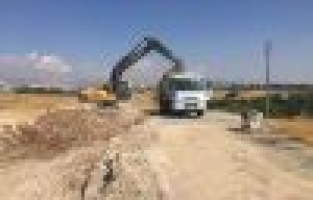 İki mahalleyi birbirine bağlayan yol yenileniyor