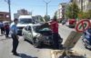 İki otomobil çarpıştı: 2 Yaralı