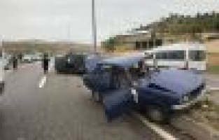 İki otomobil çarpıştı: 2 yaralı