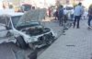 İki otomobil çarpıştı: 3 yaralı  