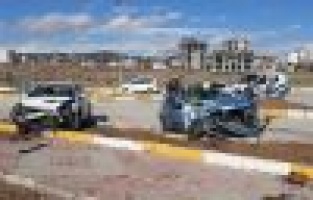 İki otomobil çarpıştı: 3 yaralı