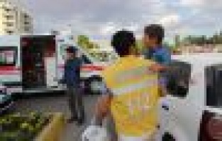 İKİ OTOMOBİL ÇARPIŞTI: 3 YARALI