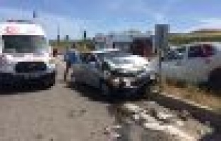 İki otomobil çarpıştı: 4 yaralı