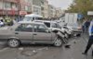 İki otomobil çarpıştı