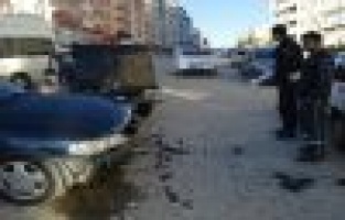 iki otomobil çarpıştı