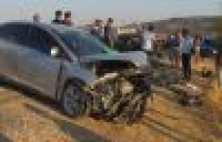 İki otomobil kafa kafaya çarpıştı: 1 ölü, 7 yaralı