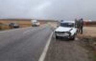 İki otomobil kafa kafaya çarpıştı: 1 yaralı