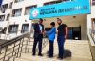 İlk bursunu okuluna bağışladı