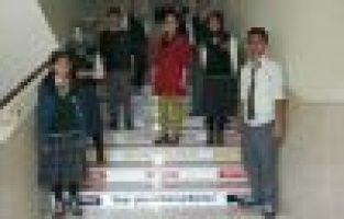 İNGİLİZCEYİ MERDİVEN BASAMAKLARINDA ÖĞRENİYORLAR