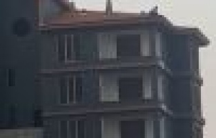 İnşaat işçileri metrelerce yükseklikte canını tehlikeye attı