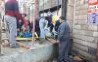 İnşaattan düşen kalıp ustası yaralandı 