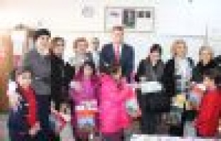 İş kadınlarından öğrencilere kıyafet yardımı 