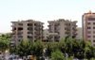 İş Makinesi 8 Katlı Binanın Üzerinde Çalışıyor