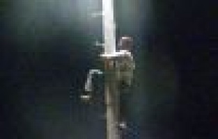 İşsiz Genç Elektrik Direğine Çıkarak İntihar Etmek İstedi