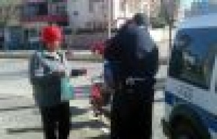 İstediği Yere Gidebilmek İçin Araçların Önüne Atladı