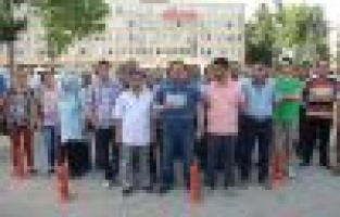 İŞTEN ÇIKARILAN İŞÇİLERDEN VALİLİK ÖNÜNDE AÇIKLAMA