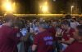 İtfaiye çalışanlarından vatandaşlara poğaça ikramı