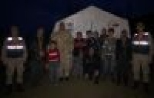 Jandarma ekipleri depremzedeleri biran olsun yalnız bırakmıyor