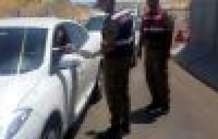 Jandarma ekiplerinden araç sürücülerine bayram sürprizi