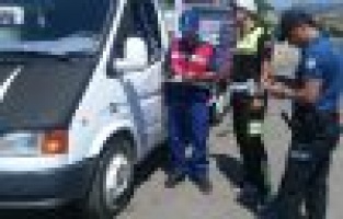 Jandarmadan sürücülere çikolata ve kolonya