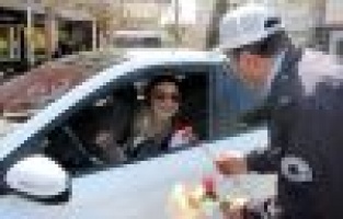 Kadın sürücülere ceza makbuzu yerine karanfil