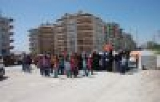 KADINLAR VE ÇOCUKLAR, TOZLU YOLDA EYLEM YAPTI