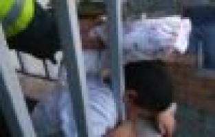 Kafası balkon demirine sıkışan çocuk kurtarıldı