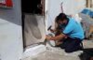 Kafası duvara sıkışan kedi kurtarıldı