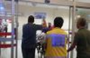 Kafasına cam düşen kişi yaralandı