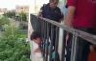 Kafasını demir korkuluklara sıkıştıran çocuk kurtarıldı