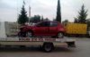 Kahta İlçesinde Otomobil Şarampole Yuvarlandı