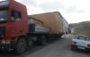 KAHTA SİNCİK KARAYOLUNDA TEHLİKELİ YOLCULUK