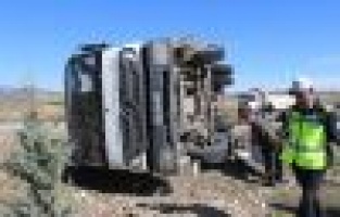 Kamyon Devrildi: 2 Yaralı