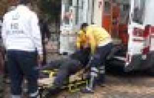 Kamyon kasasından düşen adam yaralandı