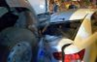 Kamyon Öndeki Otomobili Altına Aldı