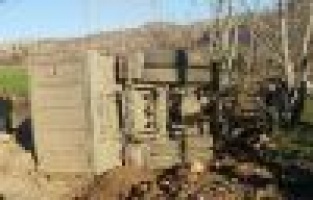 Kamyon şarampole devrildi