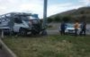 Kamyonet ile otomobil çarpıştı: 2 Yaralı