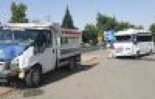 Kamyonet İle Yolcu Minibüsü Çarpıştı