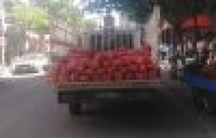 Kamyonet kabinin üzerindeki çocukla ilerledi