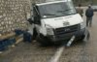 KAMYONET ŞARAMPOLE UÇTU