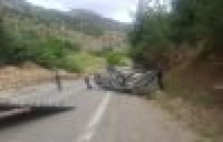 Kamyonet takla attı: 2 yaralı