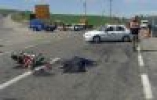 Kamyonetle motosiklet çarpıştı: 1 ölü