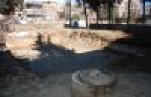 Kapağı Yarı Açık Kuyu Ve İnşaat Temeli Tehlike Saçıyor