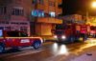 Kapıları Kendi Üzerine Kilitleyip Evi Ateşe Verdi