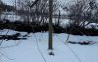 Kar elektrik ve telefon direklerini devirdi